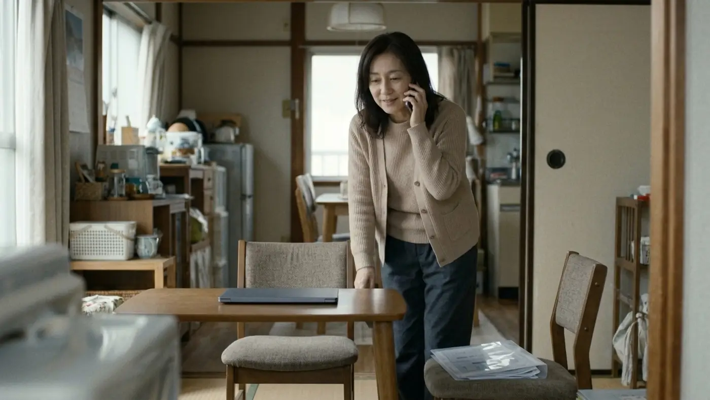 居間で、姉からの電話に応じる様子（創作事例のイメージ）
