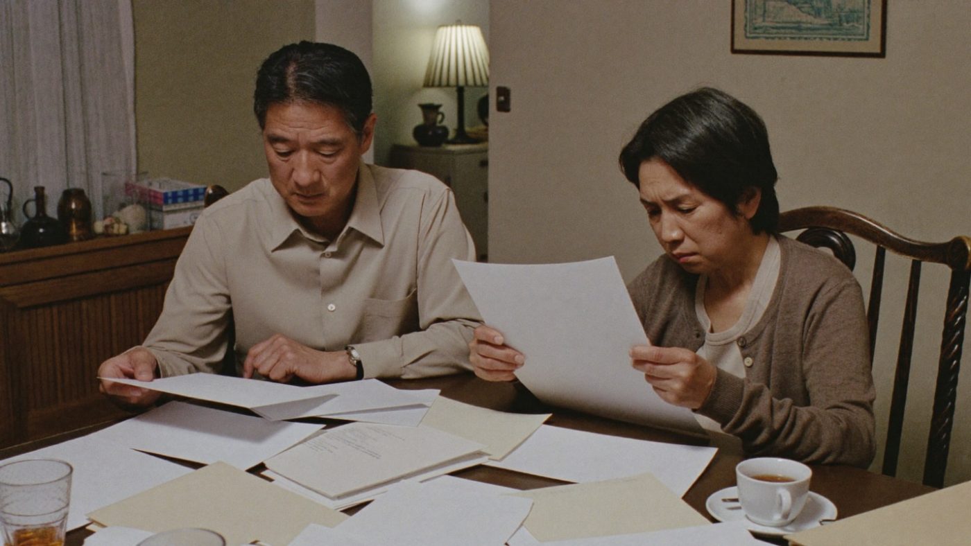 夫婦で書類を確かめる様子(創作事例のイメージ)