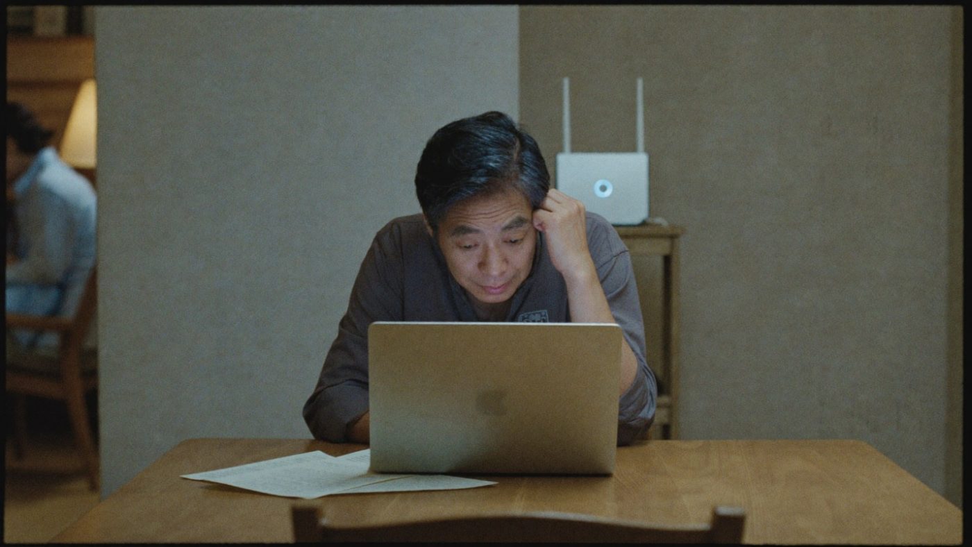 ルーターのランプを気にしながらパソコンに向かう様子(創作事例のイメージ)