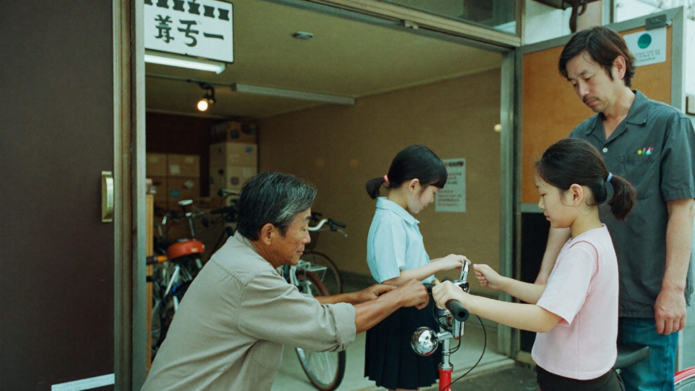 店先で自転車を引き渡す様子(創作事例のイメージ)
