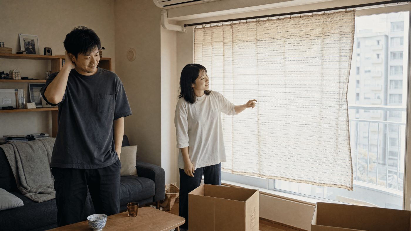 荷ほどきの途中で立ち止まる二人(創作事例のイメージ)